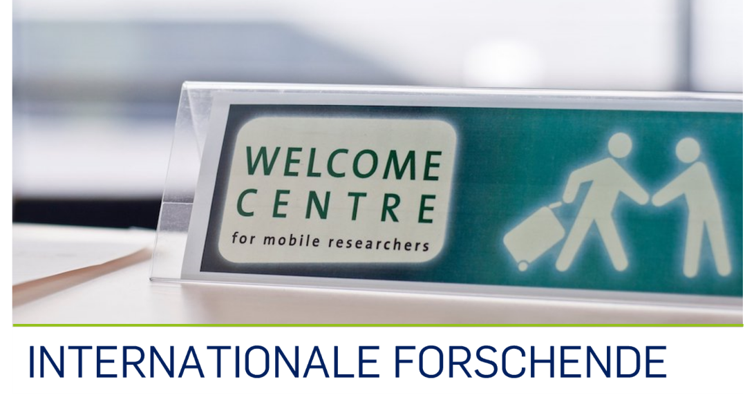 Schaltfläche, um zu mehr Informationen für internationale Forschende zu gelangen. Tischaufsteller mit Schild 