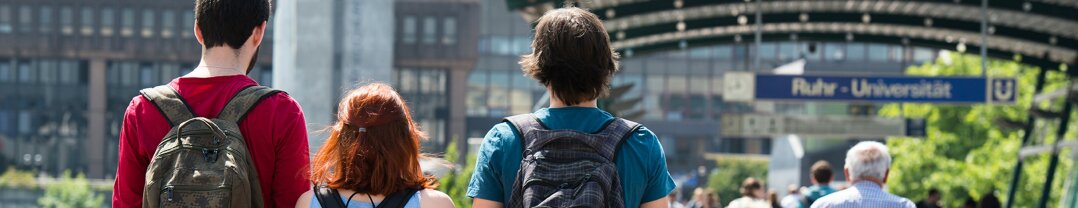 Eine Gruppe von Menschen auf dem Weg zum Campus der Ruhr-Universität Bochum.