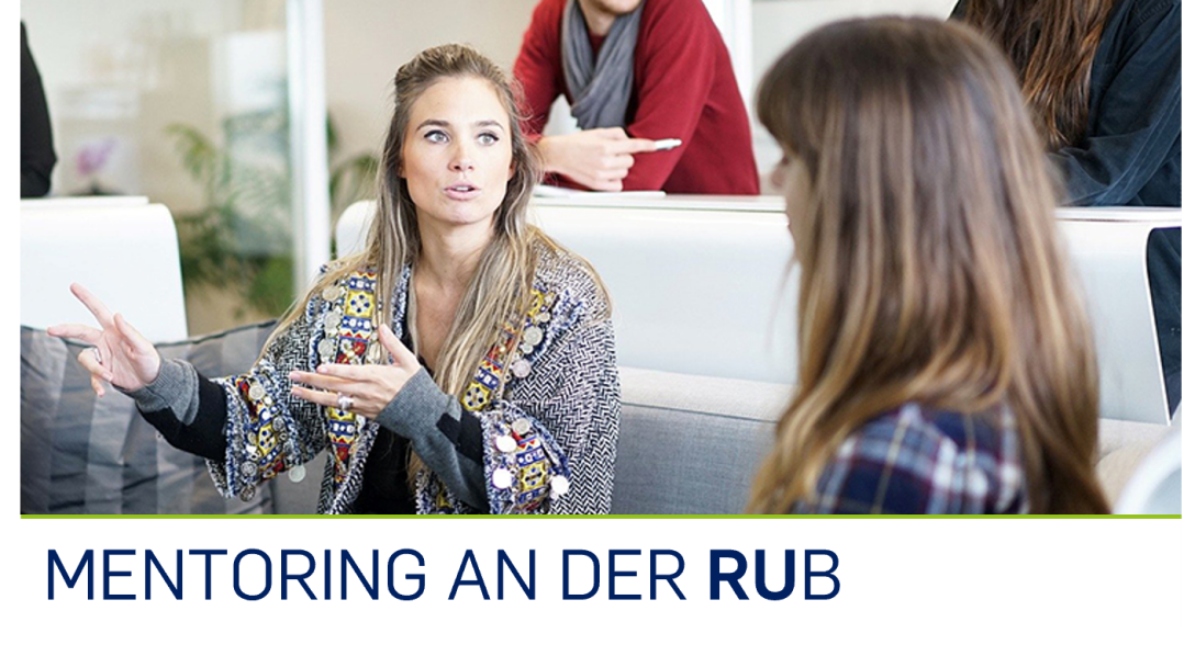 Schaltfläche, um zu mehr Informationen zum Mentoring an der Ruhr-Universität Bochum zu erhalten. Zwei Menschen mit langen Haaren sitzen auf einem Sofa und reden miteinander.