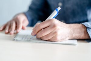   Links- oder Gemischthändigkeit kommt bei Menschen mit bestimmten neurologischen Erkrankungen häufiger vor. ©RUB/Marquard 