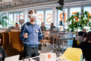 Mit modernsten VR‑Headsets und haptischen Handschuhen entstehen Erlebnisse, die unser Gefühl für virtuelle Welten völlig neu definieren. (c) Maria Koltschin