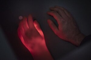   Die Gummihand wird als Teil des eigenen Körpers wahrgenommen, wenn man die eigene nicht sehen kann. (c) Damian Gorczany 