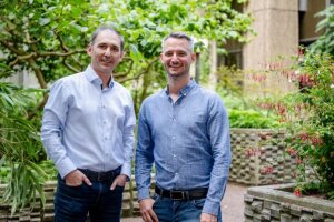 Ilya Ayzenberg (links) und Thomas Grüter wollen das Augenmerk von Medizinerinnen und Medizinern auf die Möglichkeit einer anti-IgLON-Krankheit lenken. (c) RUB/Marquard