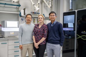 Drei Personen, Huu Phuc Nguyen, Pauline Ulmke und Tran Tuoc (von links), stehen in einem modern ausgestatteten Labor. © RUB/Marquard