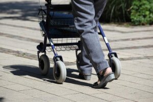 arkinson-Patienten büßen im Verlauf der Erkrankung immer mehr Bewegungsmöglichkeiten ein. Das führt irgendwann zu Schwierigkeiten beim Gehen.