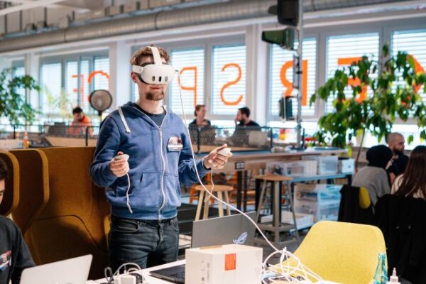 Mit modernsten VR‑Headsets und haptischen Handschuhen entstehen Erlebnisse, die unser Gefühl für virtuelle Welten völlig neu definieren. (c) Maria Koltschin