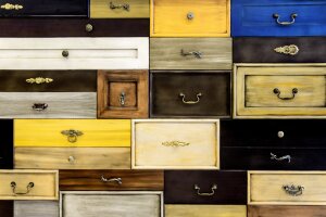 Eine Wand mit Schubladen, die organisierten Stauraum für verschiedene Gegenstände bietet, ordentlich in vertikaler Anordnung angeordnet. © bs-matsunaga über Pixabay