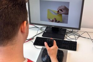  Mittels Joystick zogen die Testpersonen verschiedene Bilder zu sich heran oder schoben sie weg. Neben den Anmeldebildschirmen von Online-Plattformen dienten neutrale Fotos wie dieses als Kontrolle. (c) LWL Klinik