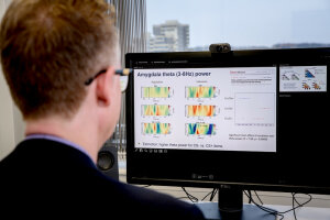 Ein im Anzug gekleideter Mann ist auf einen Computerbildschirm konzentriert. (c) Roberto Schirdewahn © Roberto Schirdewahn