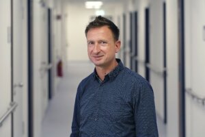 Portrait photo of Prof. Dr. Martin Diers, a friendly-looking man in a blue shirt.