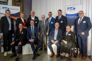 Eine Gruppe von Personen in Anzügen und Krawatten, die zusammen für ein formelles Foto posieren. © RUB/Marquard
