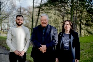 Drei Personen stehen in einem Park mit Bäumen im Hintergrund: Cornelius Mueller-Buehl, Andreas Faissner und Jacqueline Reinhard-Recht aus dem Bochumer Forschungsteam © RUB/Marquard