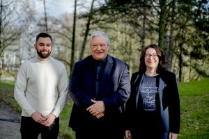 Three people standing in a park with trees in the background: Cornelius Mueller-Buehl, Andreas Faissner and Jacqueline Reinhard-Recht from the Bochum research team. © RUB/Marquard