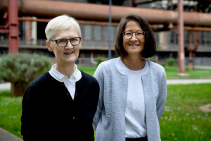Zwei Frauen, Prof. Dr. Dagmar Timmann und Prof. Dr. Melanie Mark, stehen vor einem Gebäude. © Roberto Schirdewahn