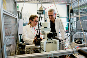 Raziye Karapinar (links) und Stefan Herlitze (rechts). (c) RUB/Kramer