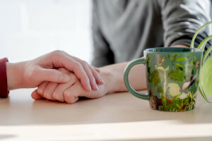 Photo of two hands touching each other. If it is desired on both sides, touch can be good for the soul and the body. © RUB/Marquard