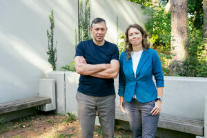 Ein Mann und eine Frau stehen zusammen vor einer Bank. (c) RUB/Kramer © RUB/Kramer