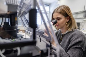 Anna Meichsner befasst sich mit der Rolle der Mitochondrien. (c) RUB/Marquard
