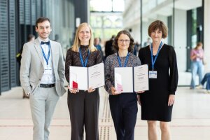   Preisverleihung bei der Viszeralmedizin 2026 (von links): Dr. Peter Neckel (2. Vorsitzender der Deutschen Gesellschaft für Neurogastroenterologie und Motilität), Dr. Hanna Öhlmann (Preisträgerin), Dr. Kerstin Maehder (Preisträgerin), Privatdozentin Dr. Jutta Keller (Steering Committee, Chair Research Section, European Society of Neurogastroenterology & Motility) (c) Steffen Runke – Die Bildermanufaktur