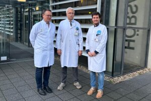 Von links: Prof. Dr. Roland Schroers, Leiter der Abteilung für Hämatologie, Onkologie und Stammzell-/Immuntherapie bei den Knappschaft Kliniken Universitätsklinikum Bochum, Prof. Dr. Ralf Gold, Klinikdirektor, und Prof. Dr. Jeremias Motte, Geschäftsführender Oberarzt der Universitätsklinik für Neurologie am St. Josef-Hospital Bochum. (c) St. Josef Hospital